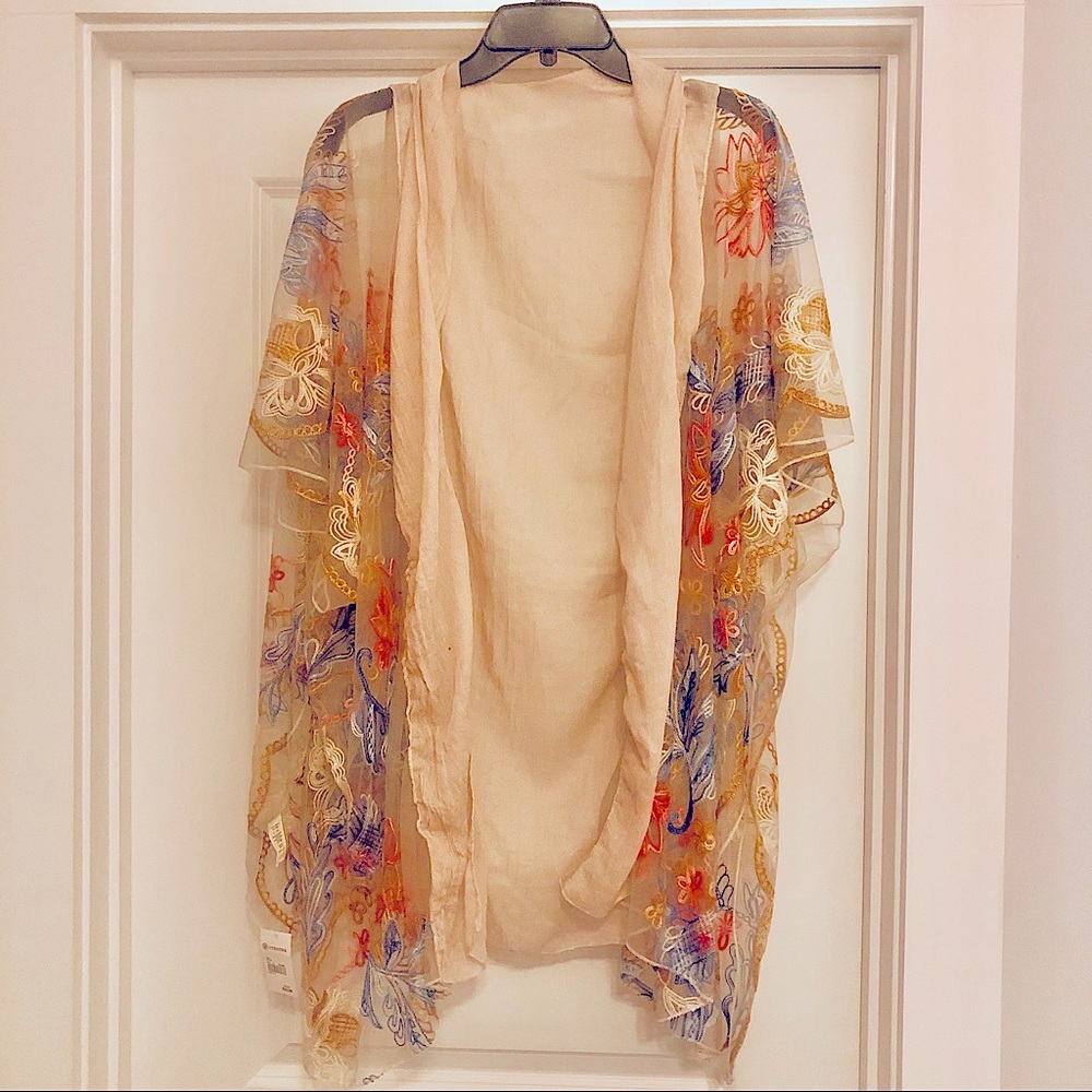Beautiful floral kimono, NWT, never worn.